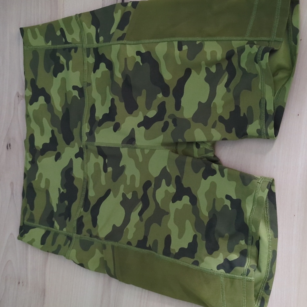 Fabletics Power Hold Mila High-Waisted Green Camo Bike Short 6" Size Medium - Picture 2 of 2